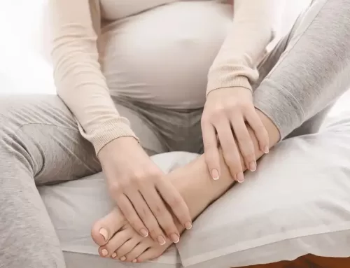 Piedi gonfi in gravidanza: cause e rimedi